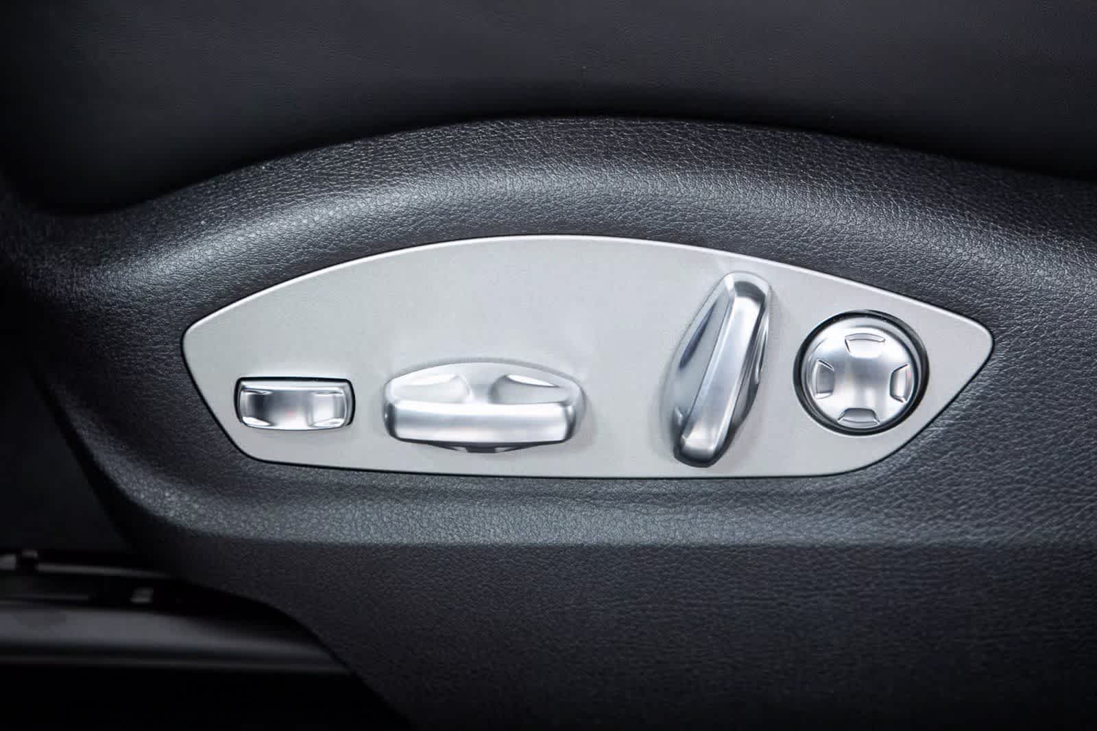 Thumbnail: 2026 Porsche Macan - 17