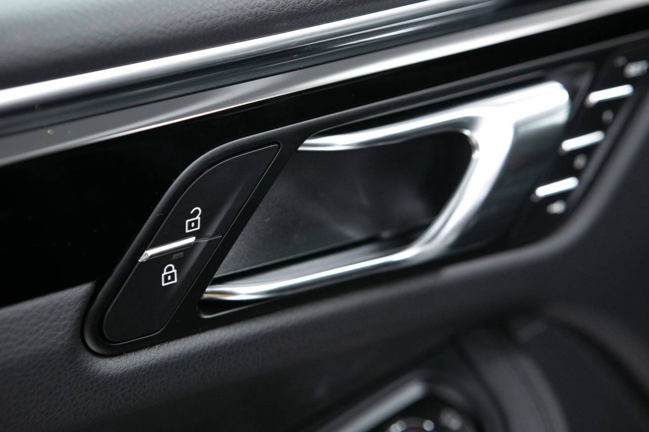 Thumbnail: 2026 Porsche Macan - 25