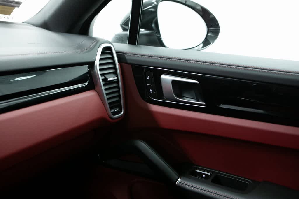 Thumbnail: 2022 Porsche Cayenne - 31