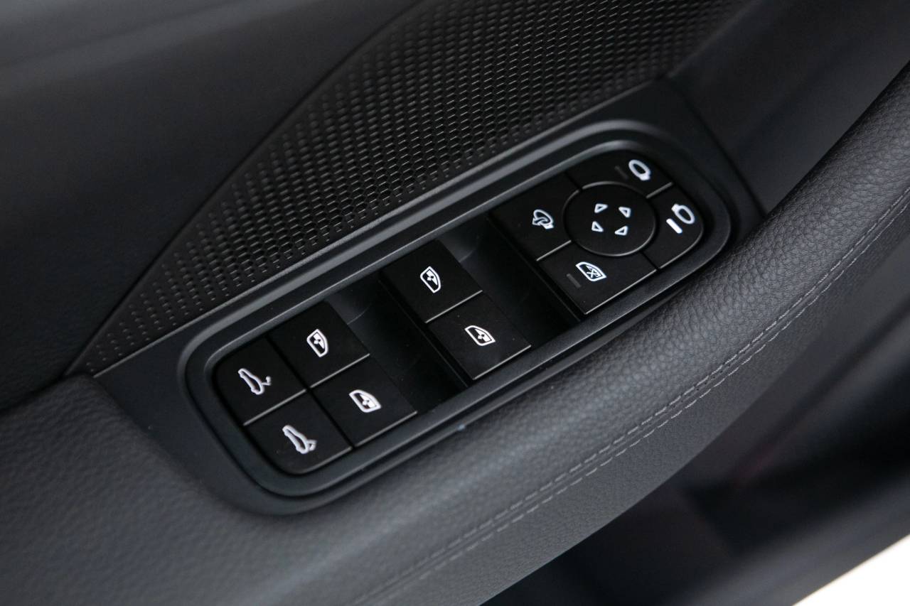 Thumbnail: 2026 Porsche Panamera - 26