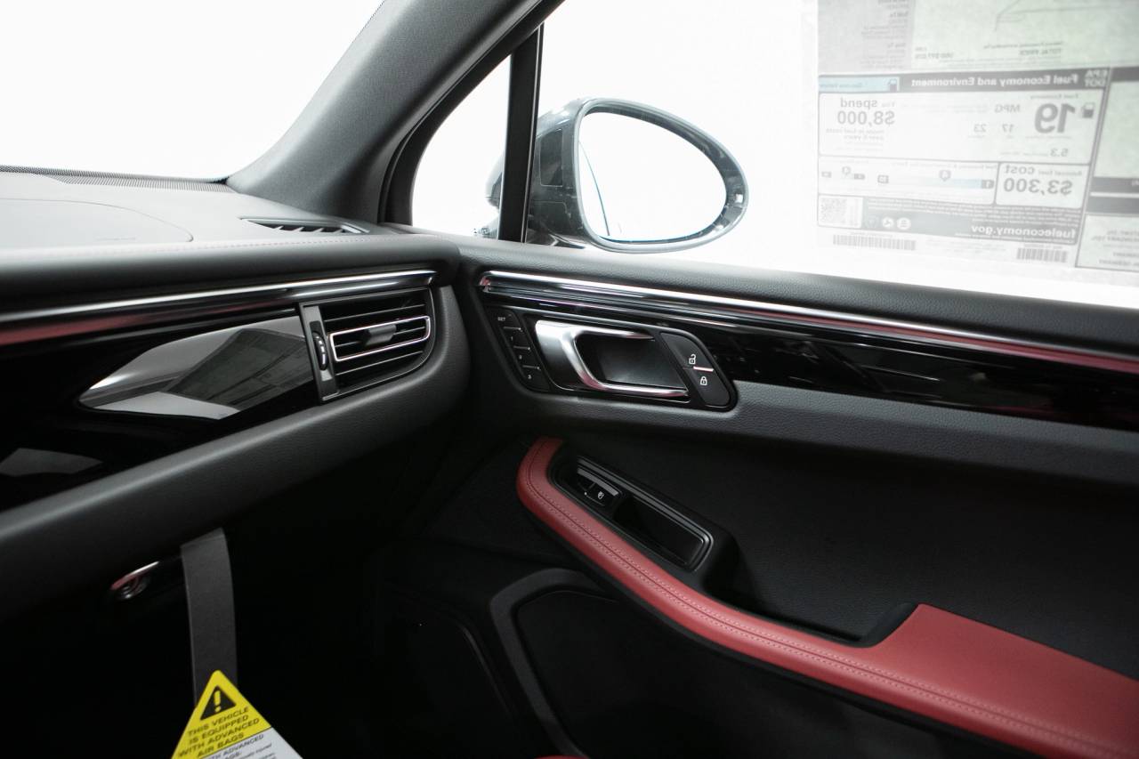 Thumbnail: 2026 Porsche Macan - 33