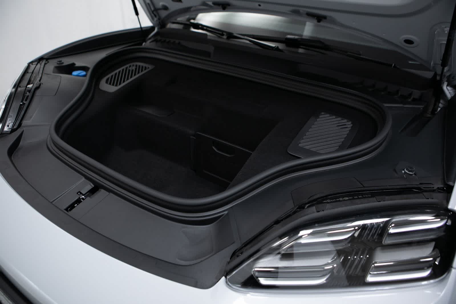 Thumbnail: 2025 Porsche Macan - 31