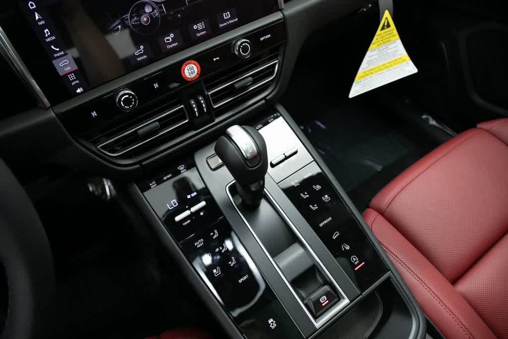 Thumbnail: 2025 Porsche Macan - 22