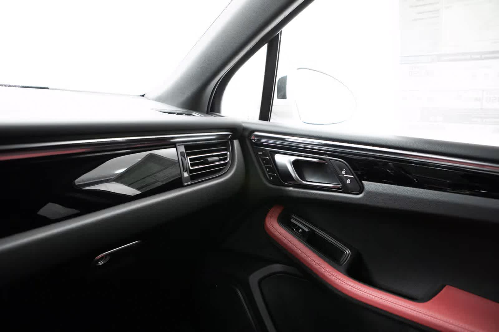 Thumbnail: 2026 Porsche Macan - 32