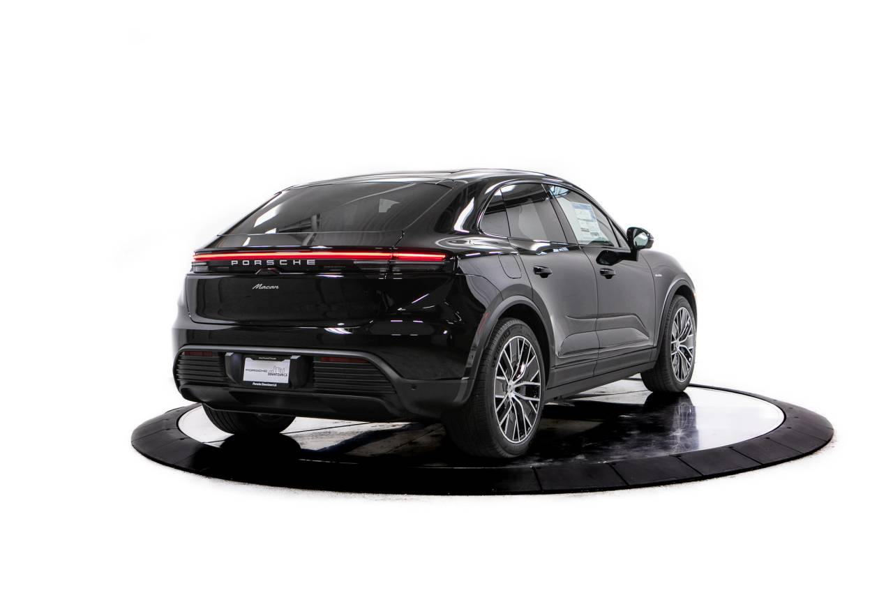 Thumbnail: 2026 Porsche Macan - 7