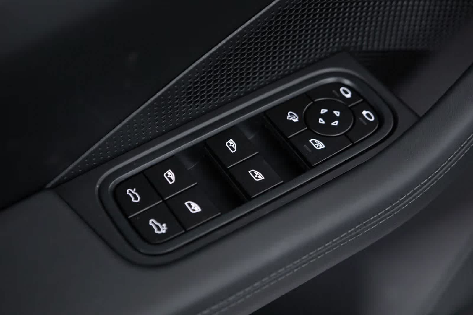 Thumbnail: 2025 Porsche Macan - 25