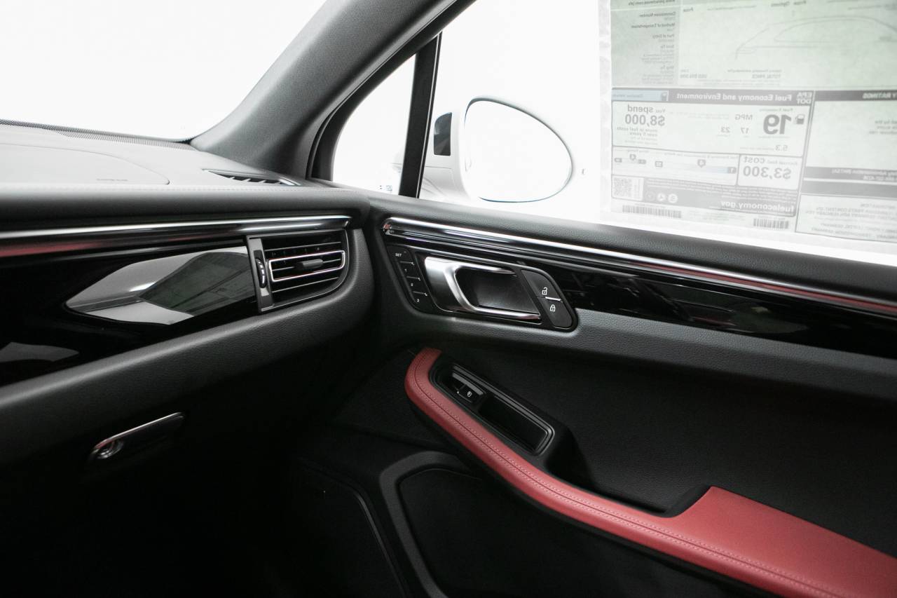 Thumbnail: 2026 Porsche Macan - 30