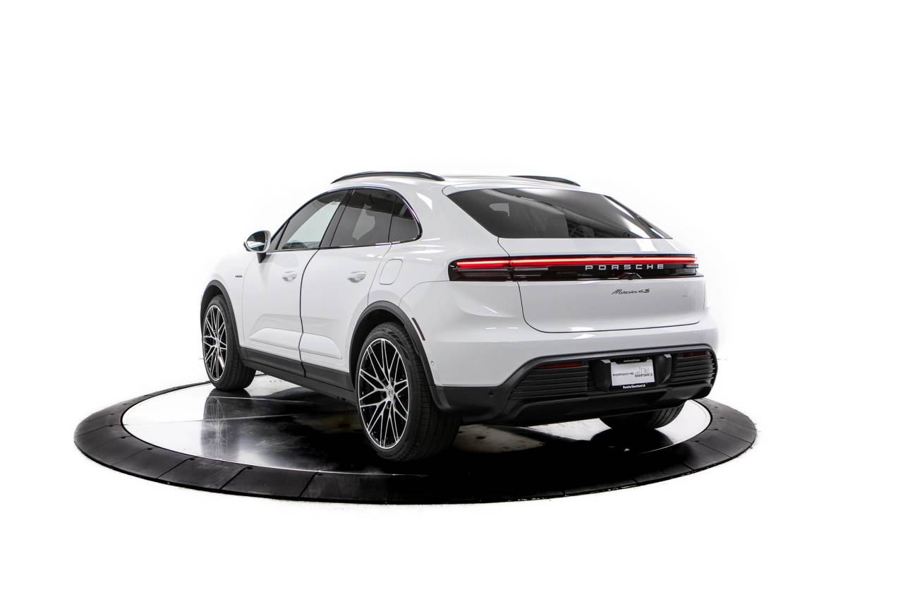 Thumbnail: 2026 Porsche Macan - 3