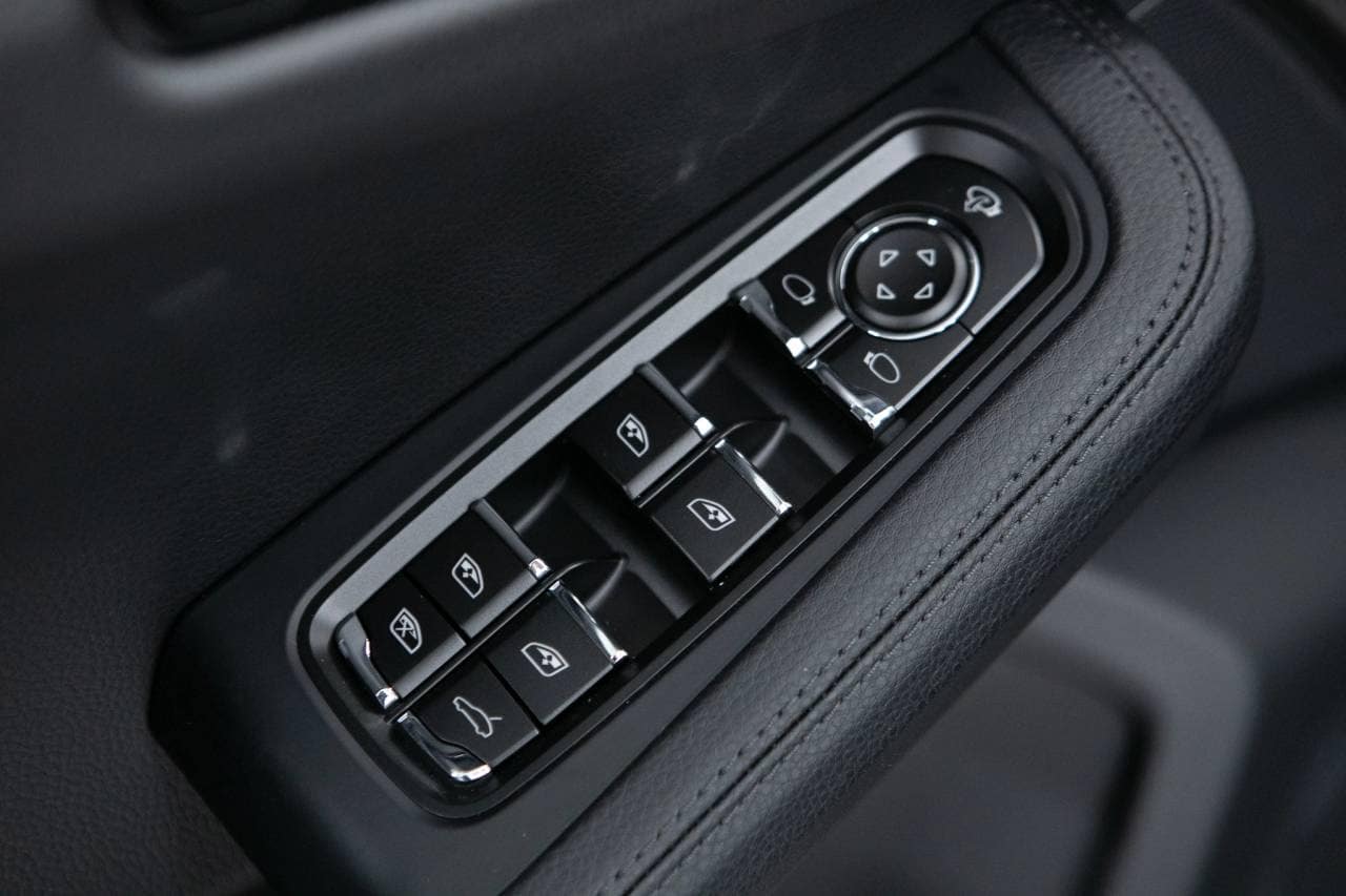 Thumbnail: 2026 Porsche Macan - 26