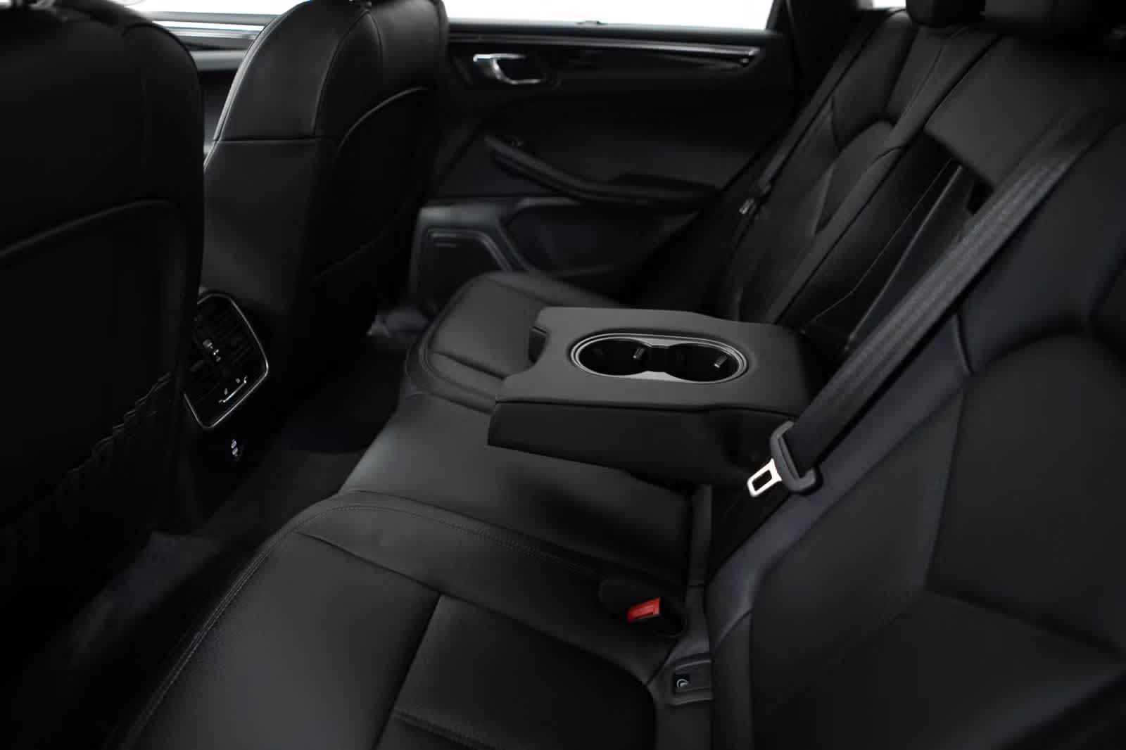 Thumbnail: 2026 Porsche Macan - 34