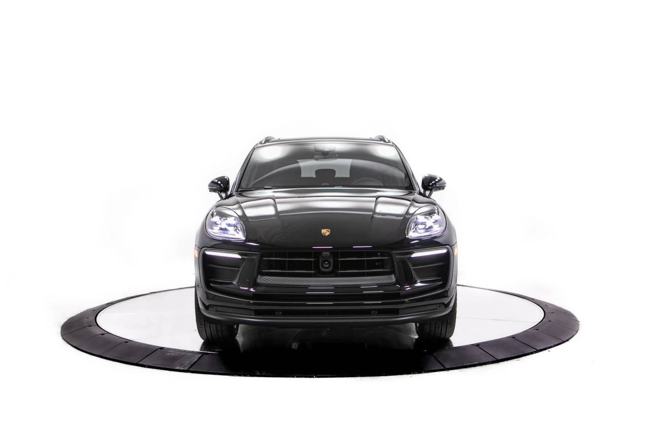 Thumbnail: 2026 Porsche Macan - 10