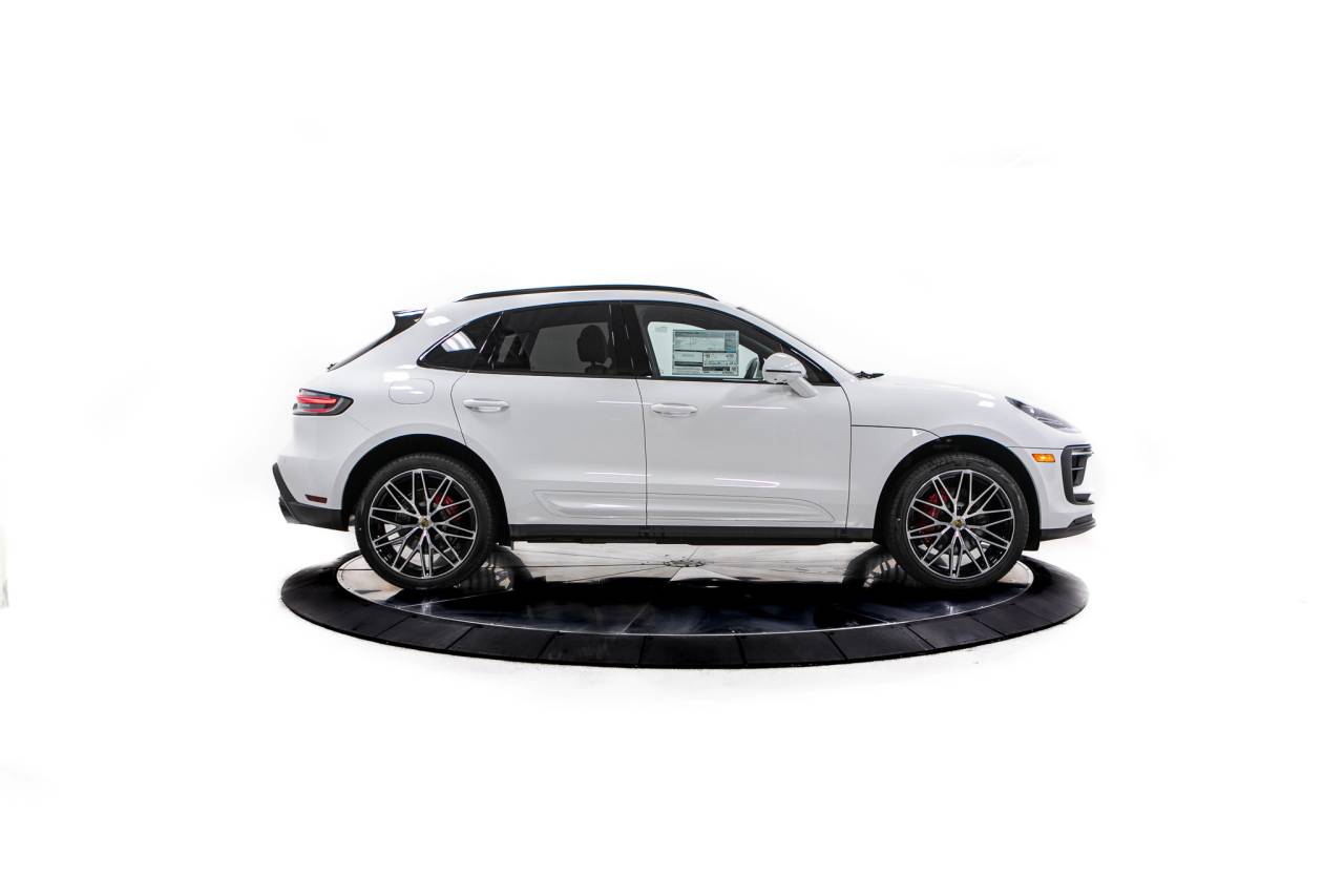 Thumbnail: 2026 Porsche Macan - 8