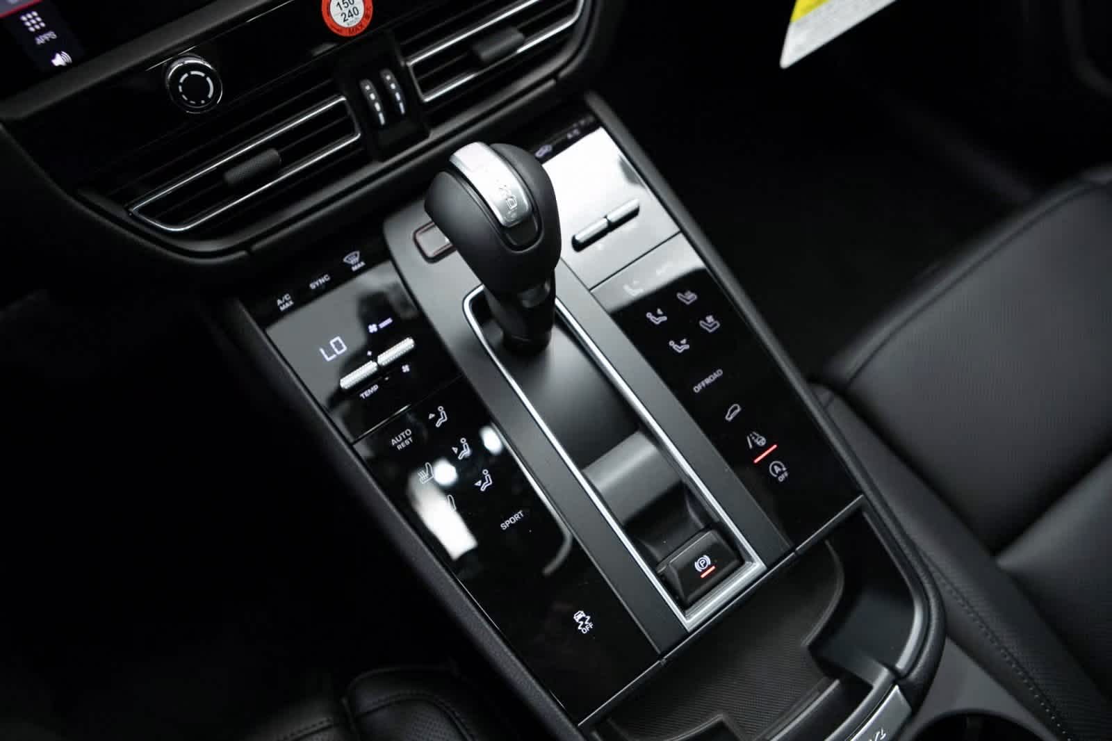 Thumbnail: 2026 Porsche Macan - 22