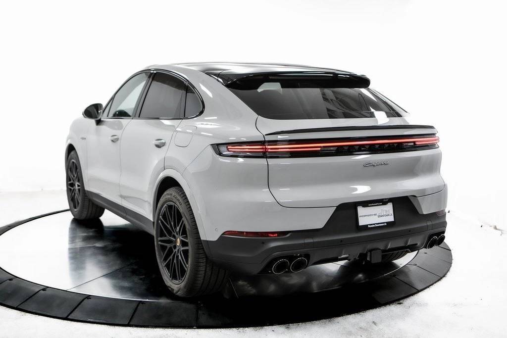 Thumbnail: 2025 Porsche  - 3