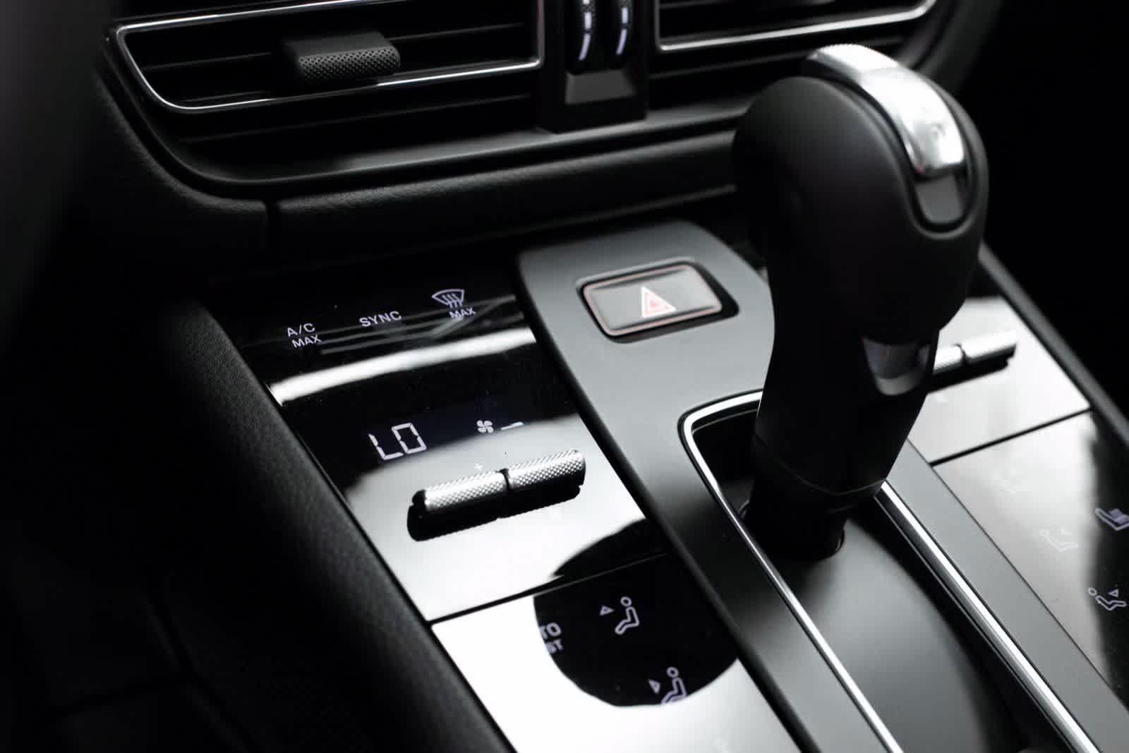 Thumbnail: 2025 Porsche Macan - 21