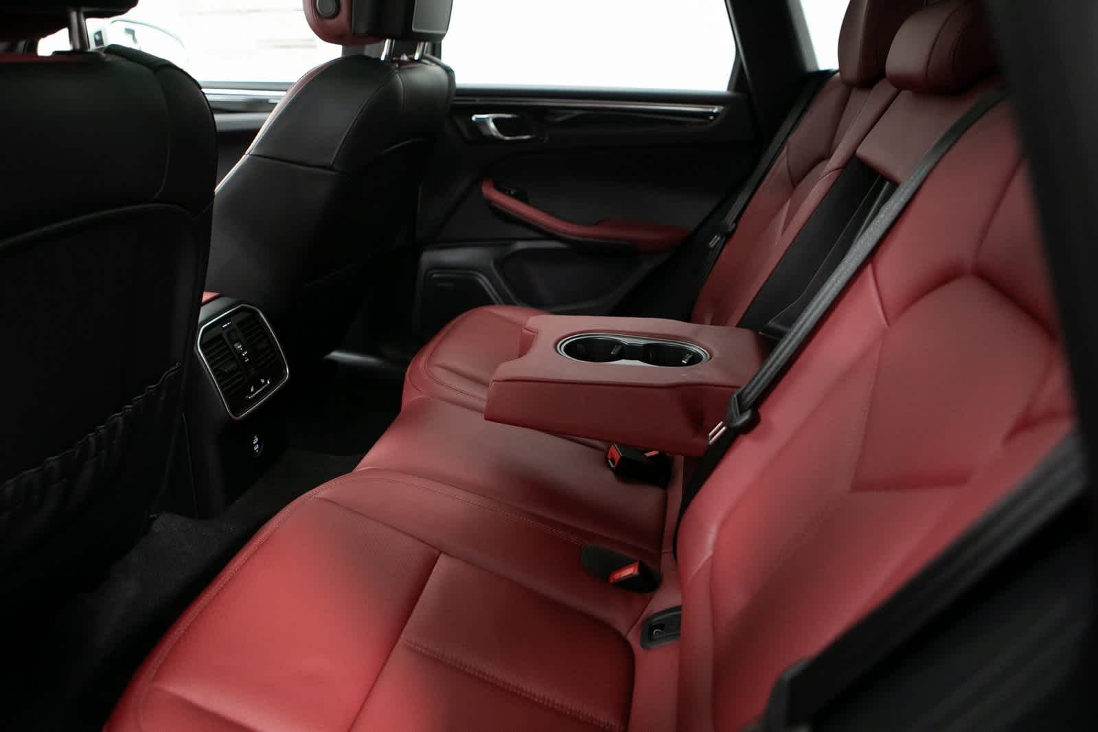 Thumbnail: 2025 Porsche Macan - 29