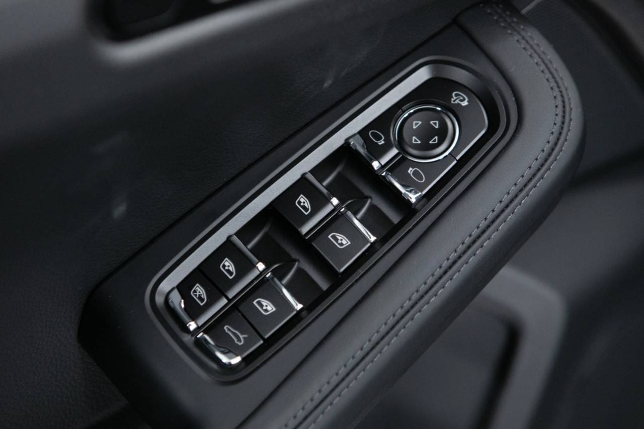 Thumbnail: 2026 Porsche Macan - 26