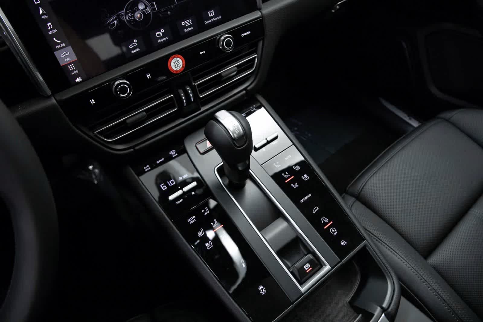 Thumbnail: 2025 Porsche Macan - 21