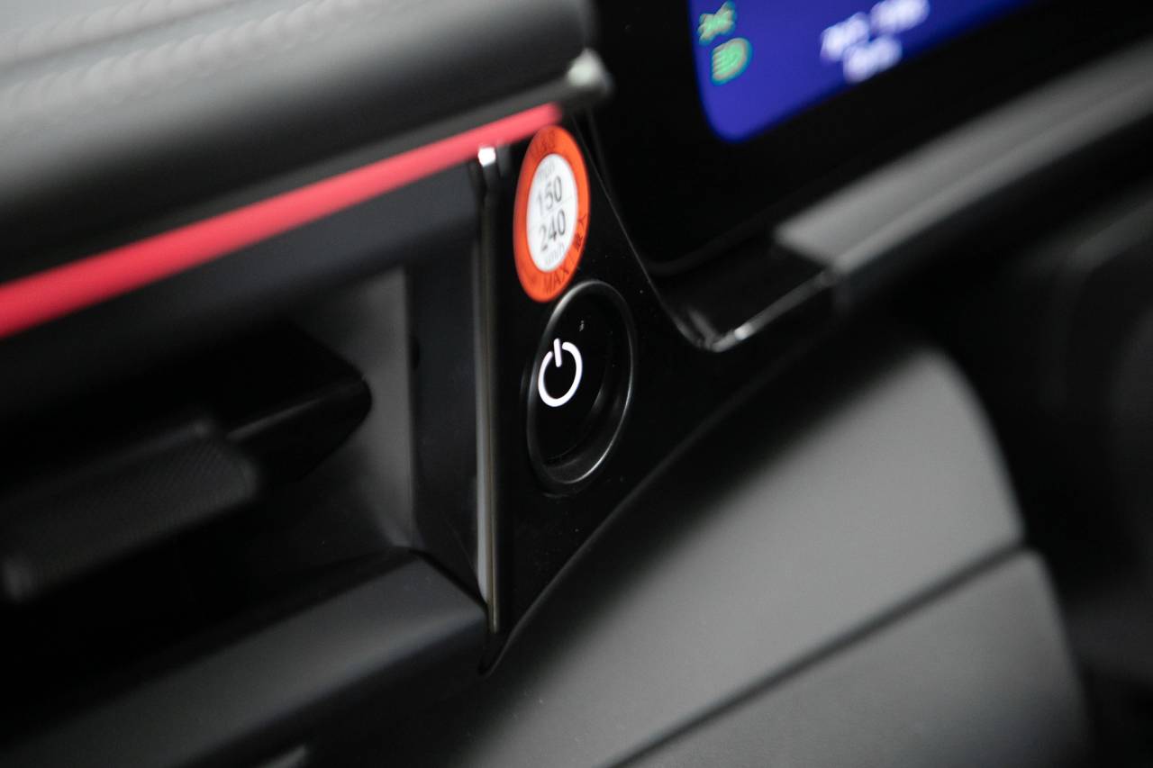 Thumbnail: 2026 Porsche Macan - 27