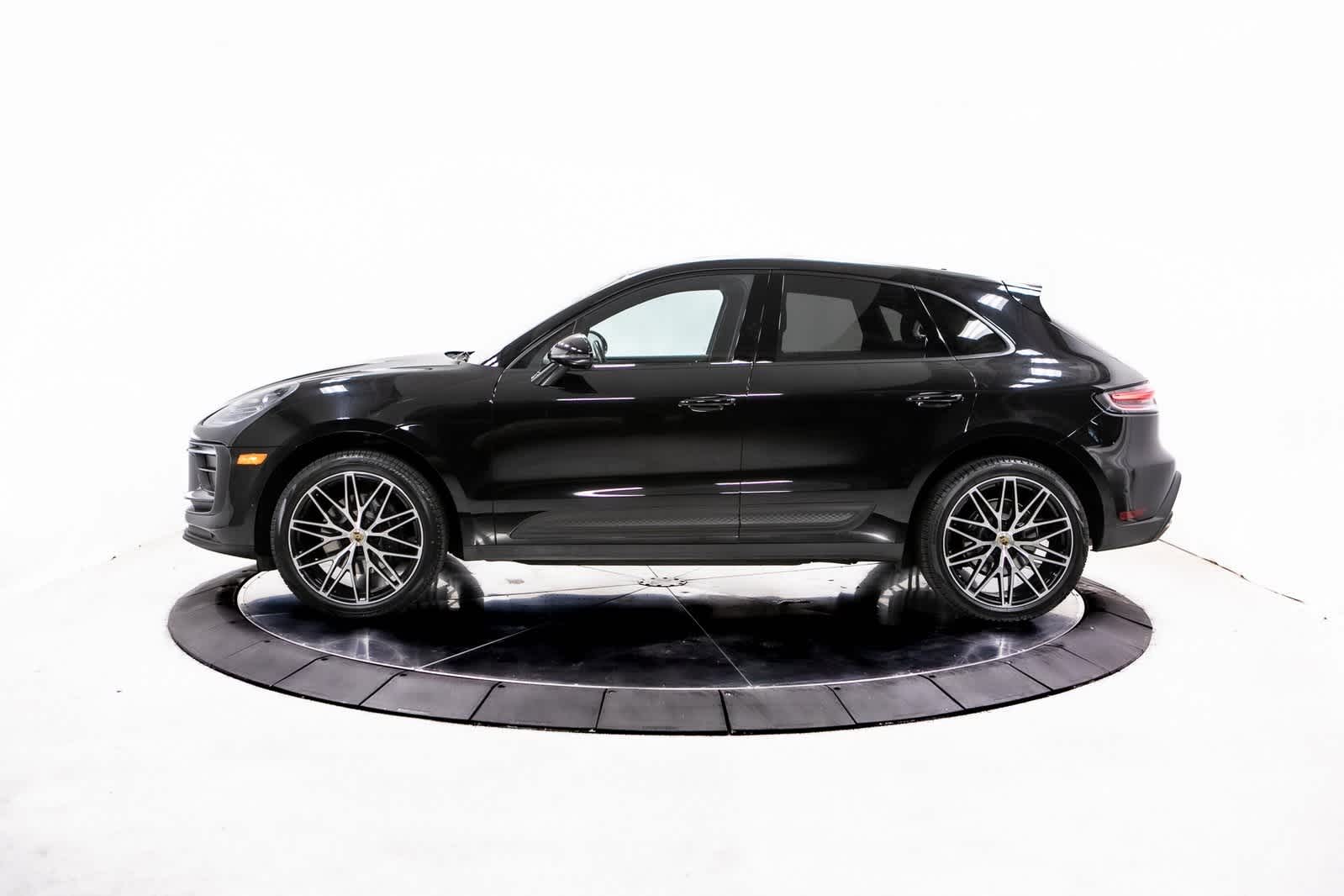 2023 Porsche Macan Base photo 2