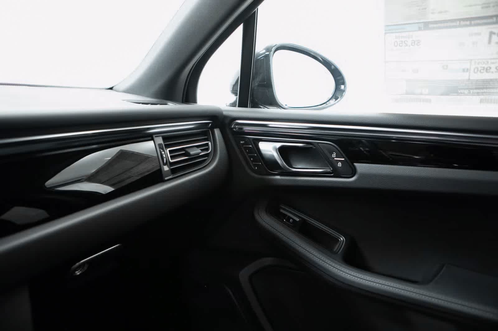 Thumbnail: 2026 Porsche Macan - 30
