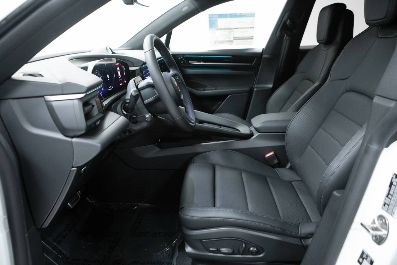 Thumbnail: 2026 Porsche Macan - 23