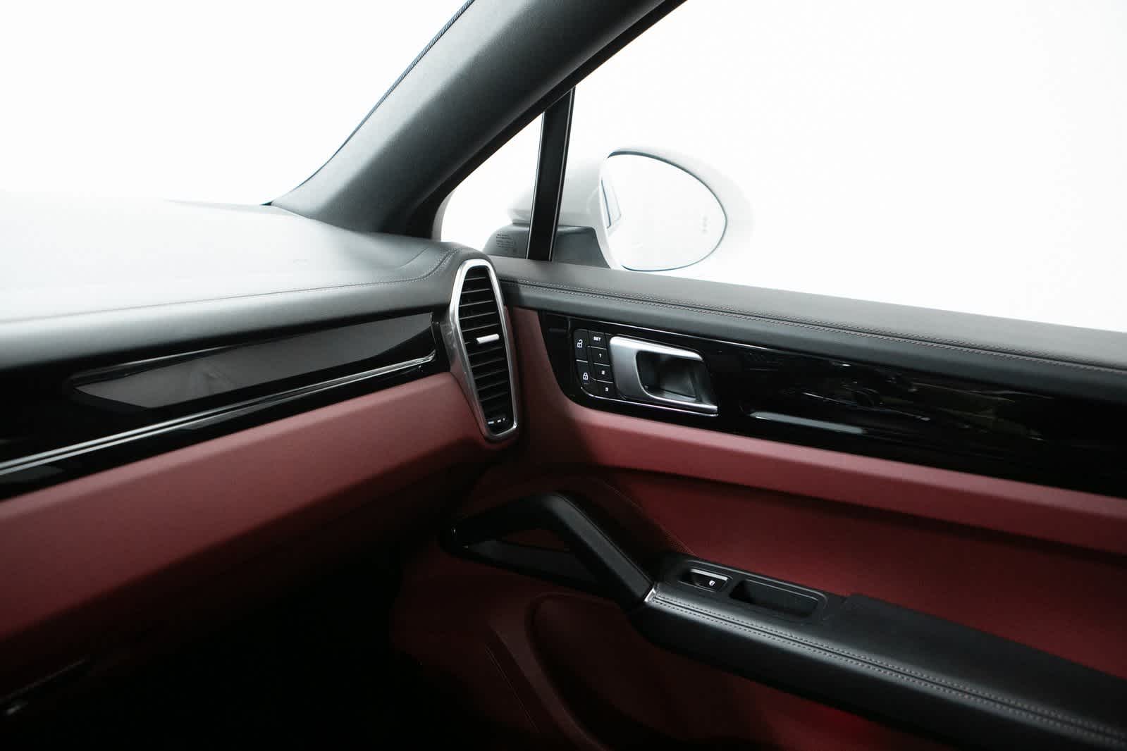 Thumbnail: 2022 Porsche Cayenne - 24