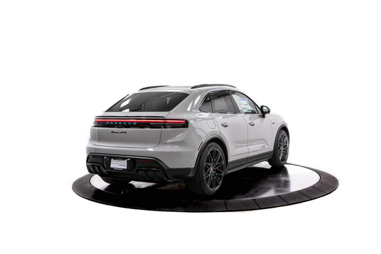 Thumbnail: 2026 Porsche Macan - 7