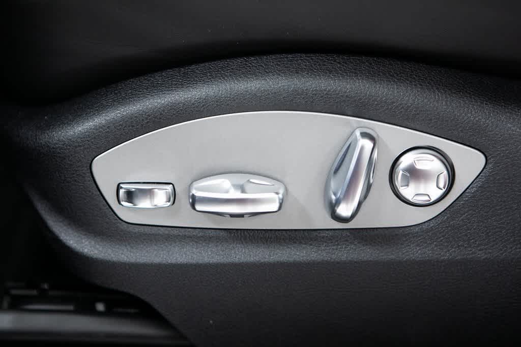 Thumbnail: 2025 Porsche Macan - 21