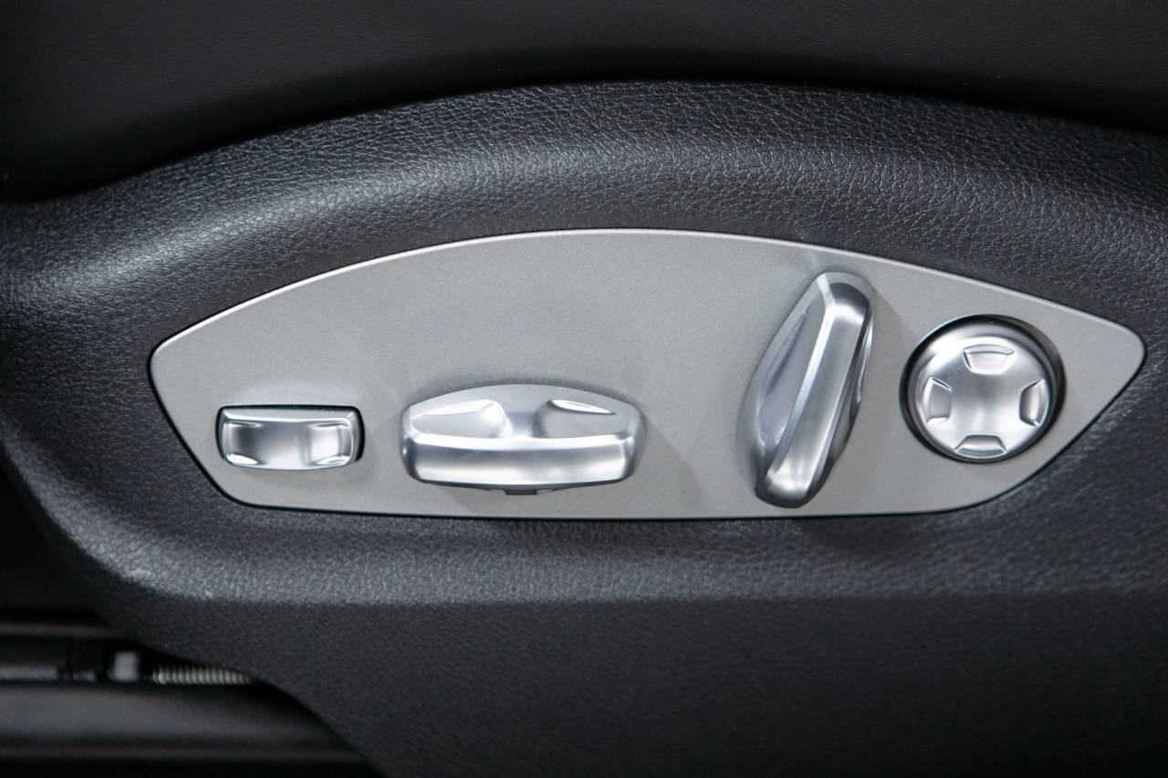 Thumbnail: 2026 Porsche Macan - 23