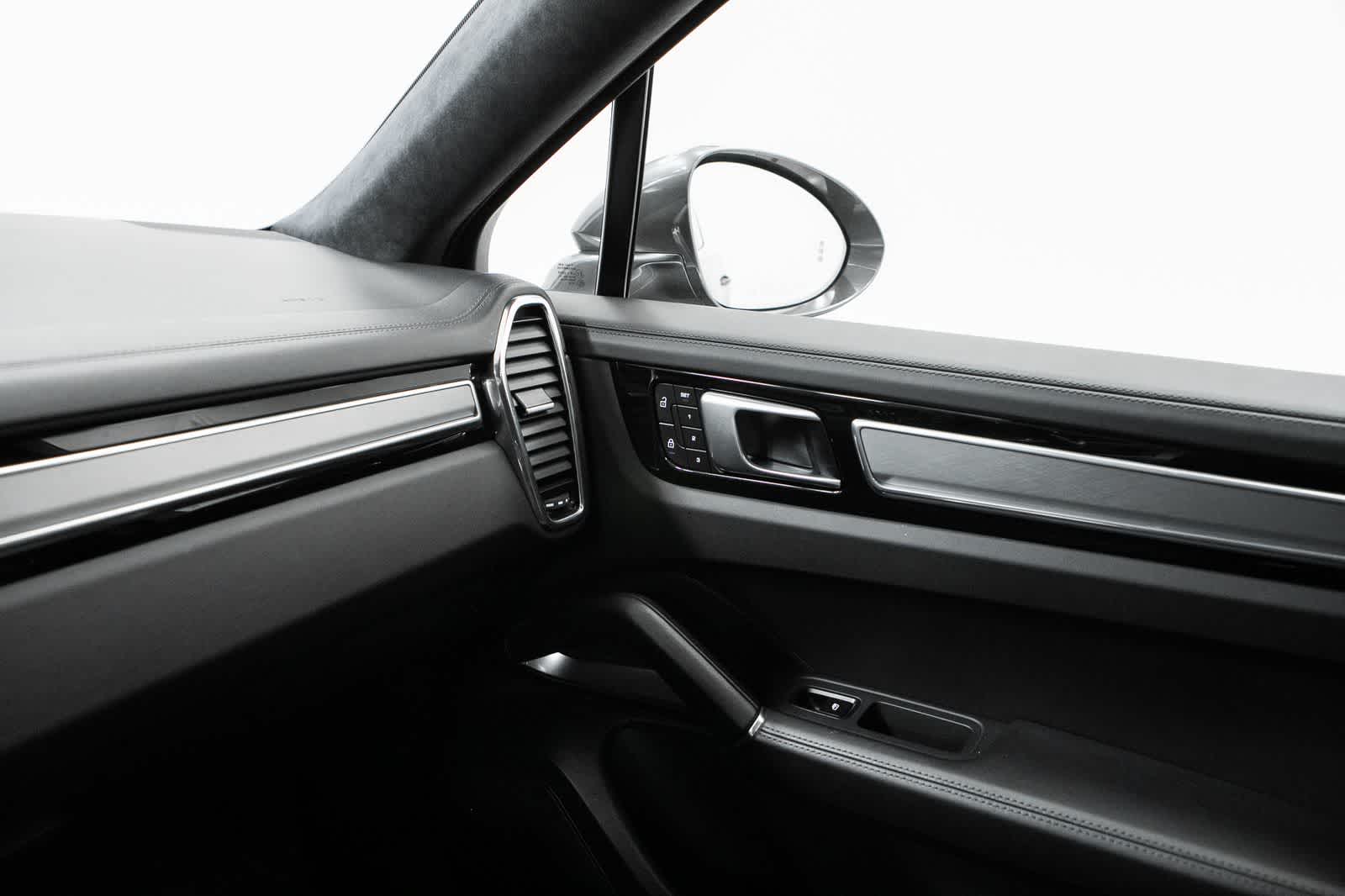 Thumbnail: 2022 Porsche Cayenne - 30