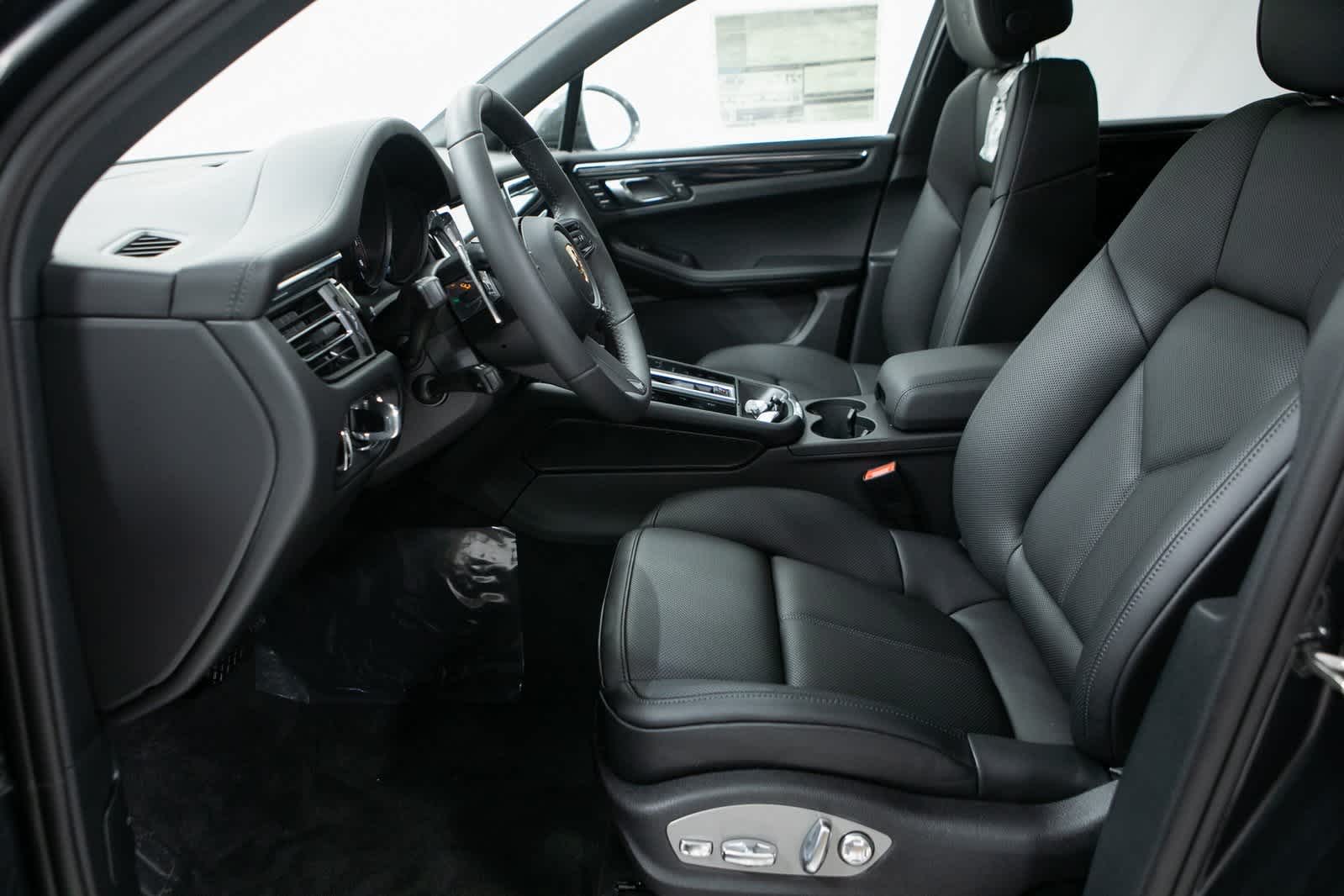 Thumbnail: 2025 Porsche Macan - 16