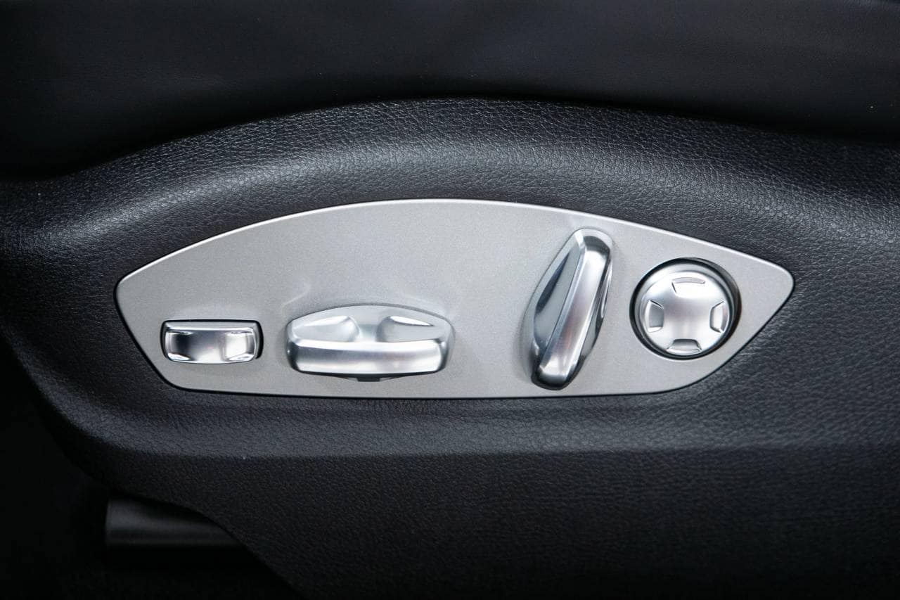 Thumbnail: 2026 Porsche Macan - 23