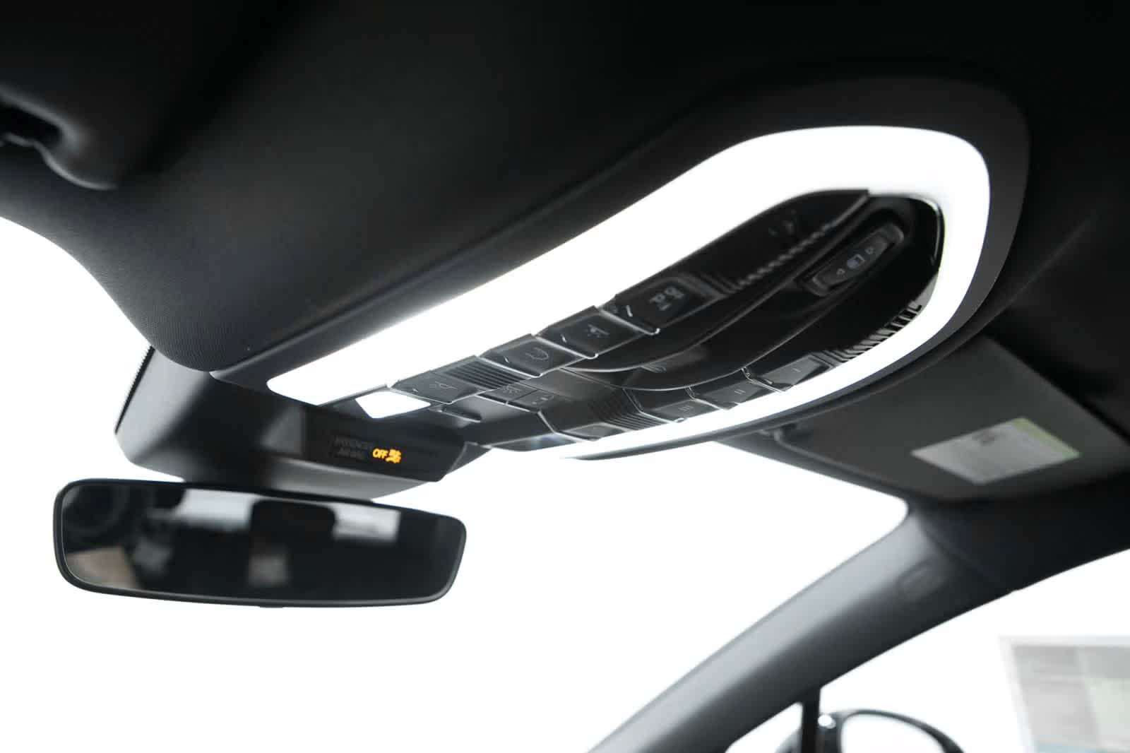 Thumbnail: 2026 Porsche Macan - 32