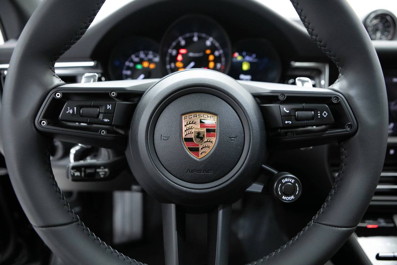 Thumbnail: 2026 Porsche Macan - 21