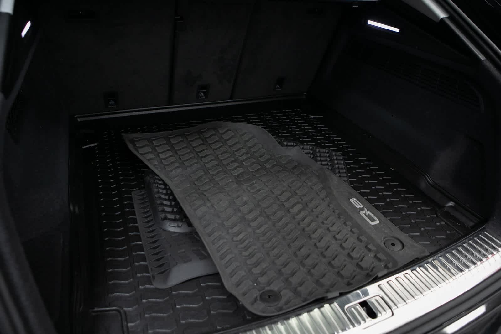 Thumbnail: 2022 Audi Q8 - 27