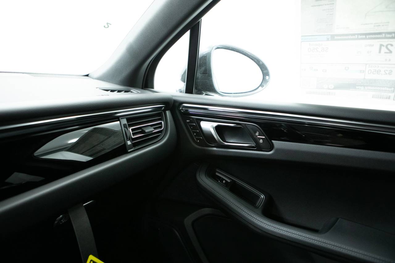 Thumbnail: 2026 Porsche Macan - 33