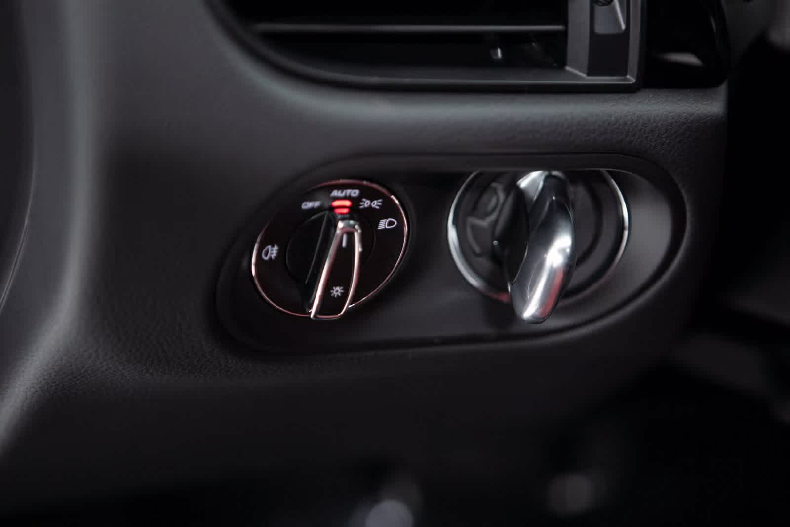 Thumbnail: 2025 Porsche Macan - 21