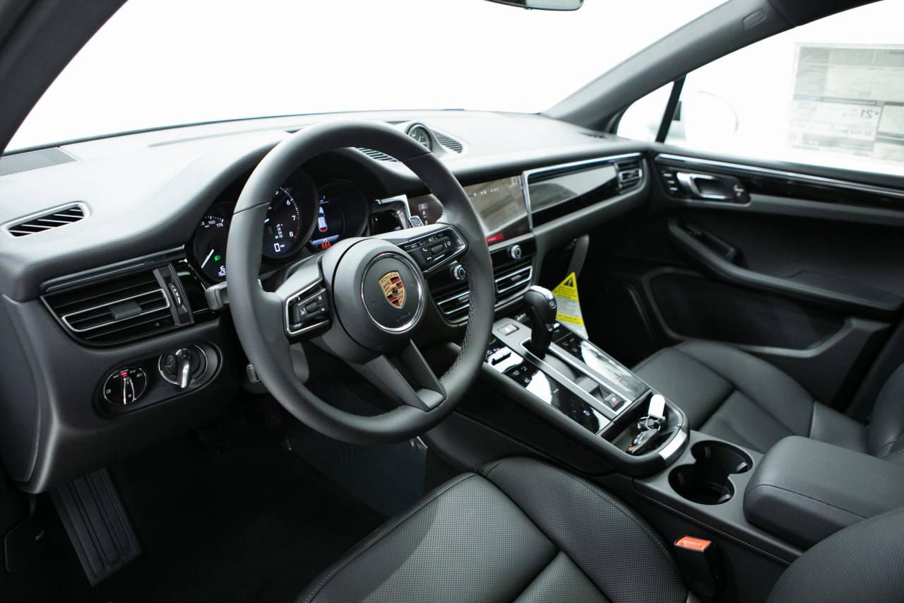 2026 Porsche Macan T photo 4