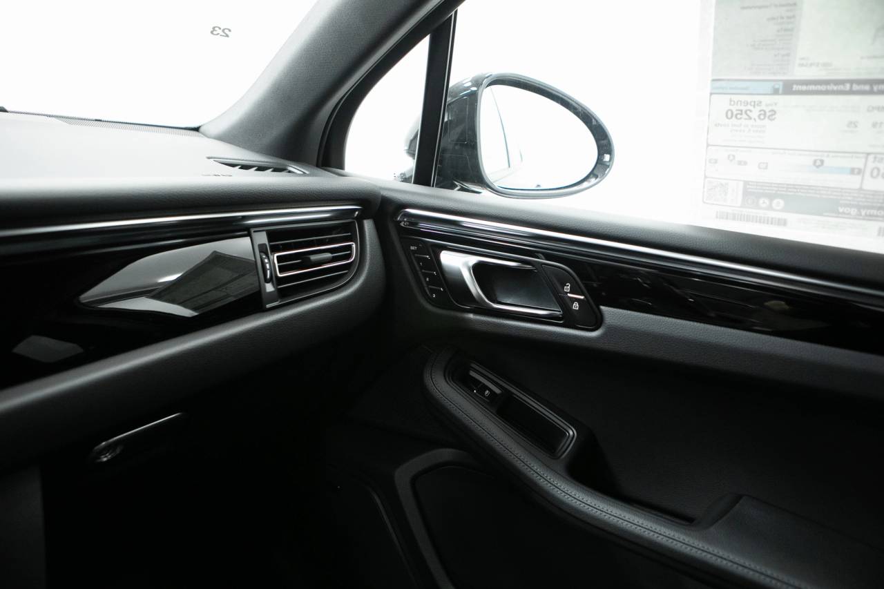 Thumbnail: 2026 Porsche Macan - 34