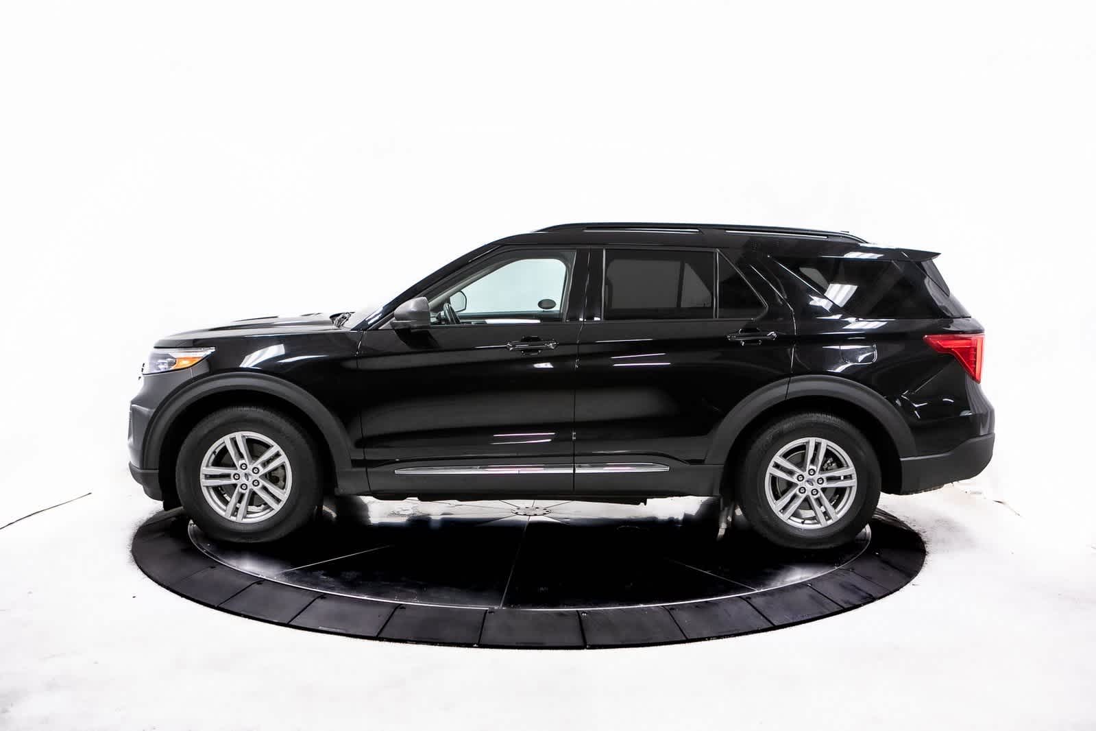 2023 Ford Explorer XLT photo 2