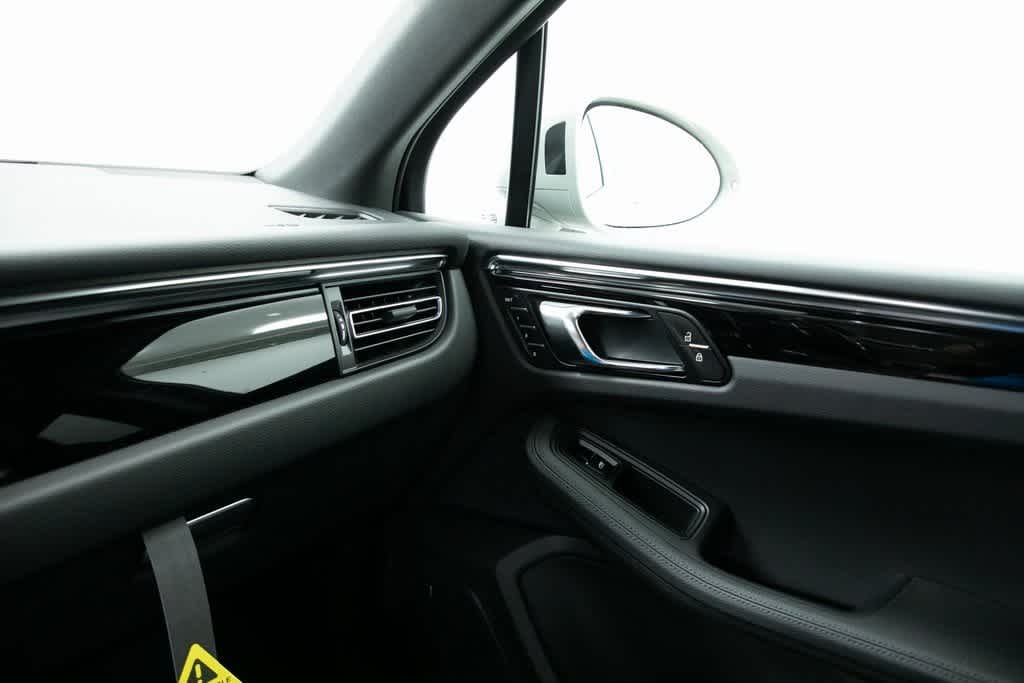 Thumbnail: 2025 Porsche Macan - 27