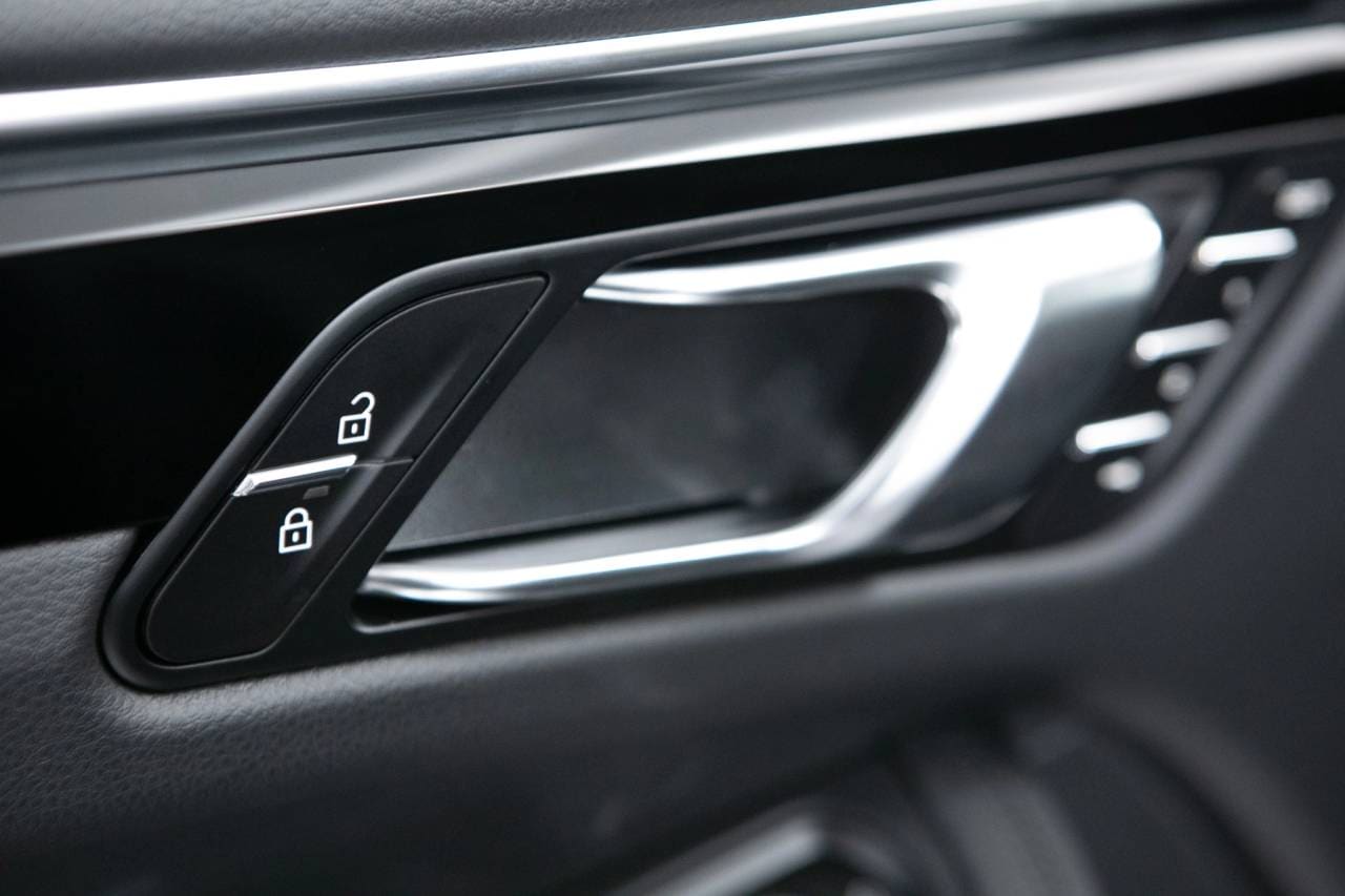 Thumbnail: 2026 Porsche Macan - 25