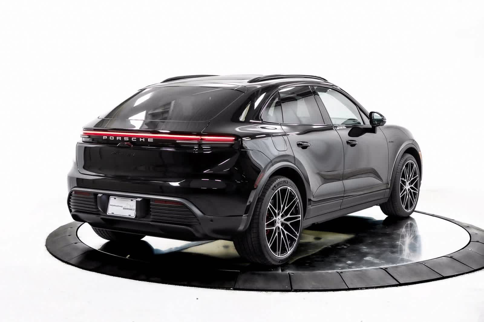 Thumbnail: 2025 Porsche Macan - 7