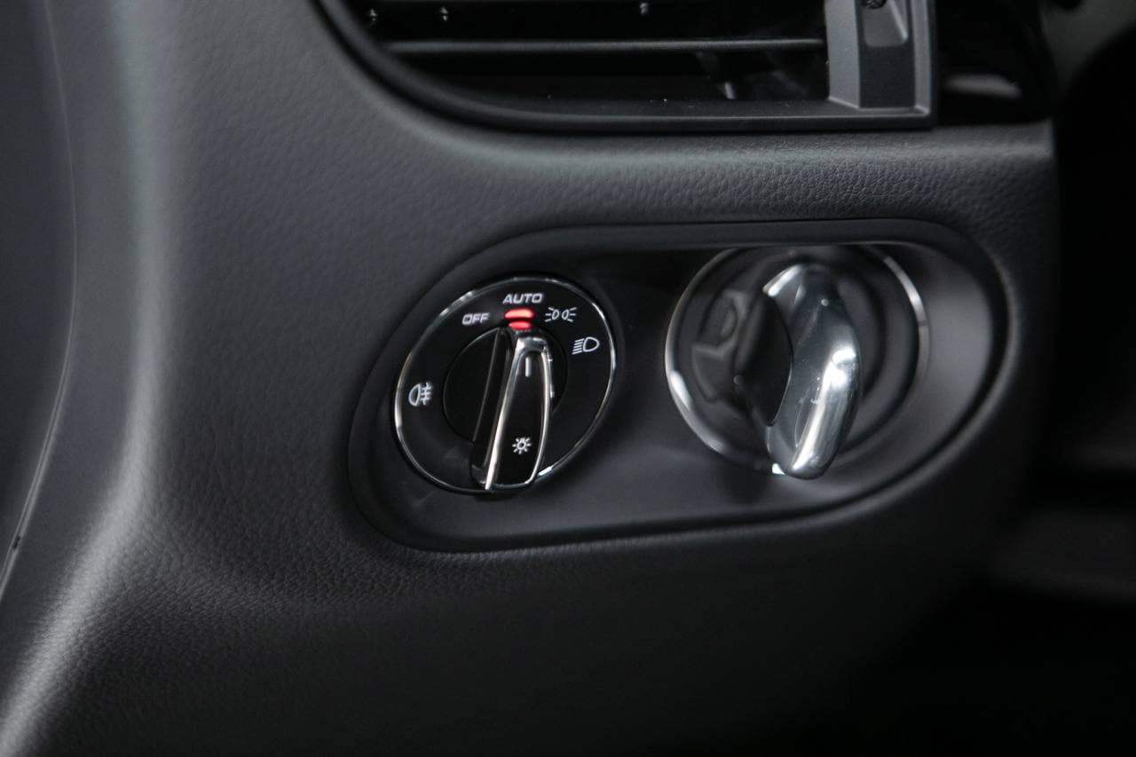 Thumbnail: 2026 Porsche Macan - 29