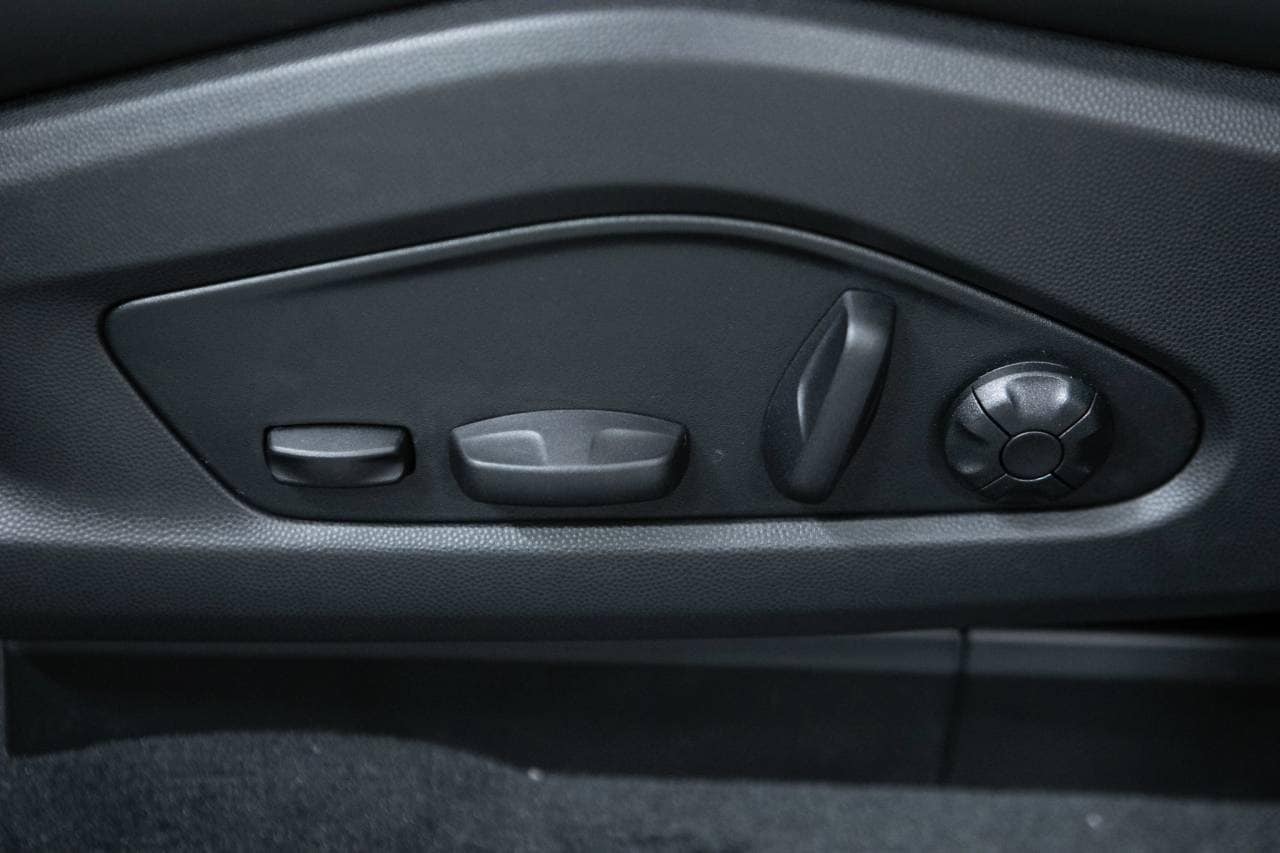 Thumbnail: 2026 Porsche Macan - 24