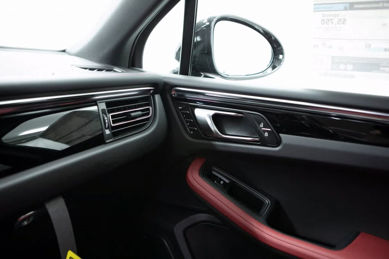 Thumbnail: 2025 Porsche Macan - 26