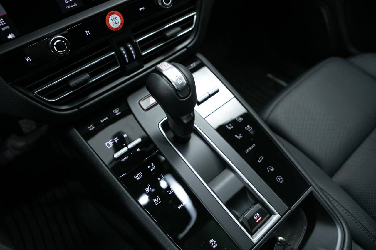 Thumbnail: 2026 Porsche Macan - 29