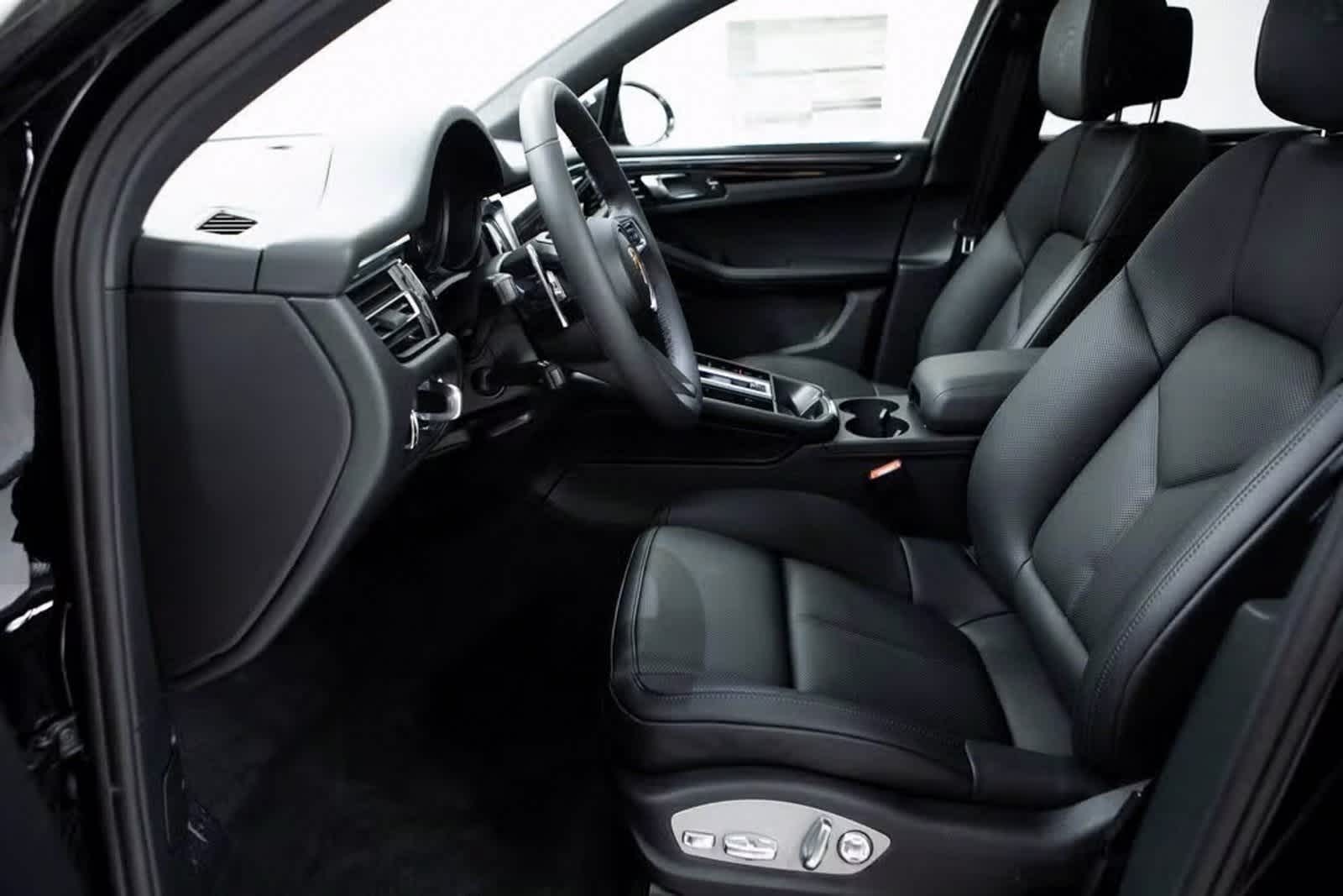 Thumbnail: 2025 Porsche Macan - 17