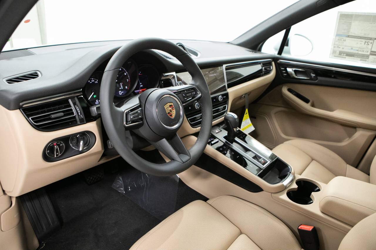 2026 Porsche Macan T photo 4